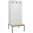 C+P Evolo Plus kledingkast, 3 vakken, 300 mm vakbreedte, met bank eronder, B 900 x D 815 x H 2120 mm, cilinder, lichtgrijs/lichtgrijs