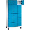 C+P Schließfachschrank Cambio, 3 Abteile, 18 Fächer, auf Füßen, B 900 x T 525 x H 1980 mm, lichtgrau/lichtblau