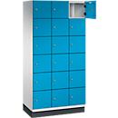 C+P Schließfachschrank Cambio, 3 Abteile, 18 Fächer, mit Sockel, B 900 x T 525 x H 1980 mm, lichtgrau/lichtblau
