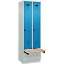 Kleiderspind C+P Evolo Plus, 2 Abteile à 300 mm Breite, Sockel, schwebende Sitzbank, B 600 x T 815 x H 1950 mm, Drehriegel, lichtgrau/lichtblau