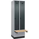 Kleiderspind C+P Evolo Plus, 2 Abteile à 300 mm Breite, Sockel, schwebende Sitzbank, B 600 x T 815 x H 1950 mm, Drehriegel, weißaluminium/anthrazitgrau