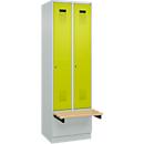 Kleiderspind C+P Evolo Plus, 2 Abteile à 300 mm Breite, Sockel, schwebende Sitzbank, B 600 x T 815 x H 1950 mm, Zylinder, lichtgrau/clowngrün