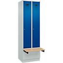Kleiderspind C+P Evolo Plus, 2 Abteile à 300 mm Breite, Sockel, schwebende Sitzbank, B 600 x T 815 x H 1950 mm, Zylinder, lichtgrau/enzianblau