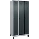 Kleiderspind C+P Evolo Plus, 3 Abteile, 300 mm Abteilbreite, mit Füßen, Drehriegel, B 900 x T 500 x H 1950 mm, weißaluminium/anthrazitgrau