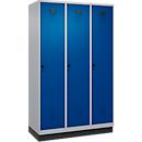 Kleiderspind C+P Evolo Plus, 3 Abteile, 400 mm Abteilbreite, mit Sockel, Anschlag rechts, B 1200 x T 500 x H 1950 mm, Drehriegel, weißaluminium/enzianblau