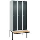 Kleiderspind C+P Evolo Plus, 3 Abteile à 300 mm Breite, schwebende Sitzbank, B 900 x T 815 x H 2120 mm, Zylinder, lichtgrau/anthrazitgrau