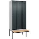 Kleiderspind C+P Evolo Plus, 3 Abteile à 300 mm Breite, schwebende Sitzbank, B 900 x T 815 x H 2120 mm, Zylinder, weißaluminium/anthrazit