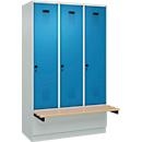 Kleiderspind C+P Evolo Plus, 3 Abteile à 400 mm Breite, Sockel, schwebende Sitzbank, B 1200 x T 815 x H 1950 mm, Drehriegel, lichtgrau/lichtblau