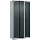 Kleiderspind C+P Evolo Plus, 3 Abteile, Anschlag rechts, Sicherheits-Drehriegel, B 900 x T 500 x H 1850 mm, weißaluminium/anthrazitgrau
