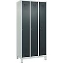 Kleiderspind C+P Evolo Plus, 3 Abteile, Anschlag rechts, Zylinderschloss, B 900 x T 500 x H 1950 mm, lichtgrau/anthrazitgrau