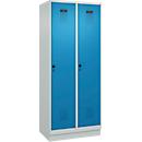 Vestiaire C+P Evolo Plus, 2 compartiments, largeur des compartiments 400 mm, avec socle, charnières à droite, L 800 x P 500 x H 1950 mm, verrou rotatif, gris clair/bleu clair
