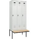 Vestiaire C+P Evolo Plus, 3 compartiments de 300 mm de large, banquette flottante, L 900 x P 815 x H 2120 mm, loquet rotatif, gris clair/gris clair