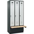 Vestiaire C+P Evolo Plus, 3 compartiments de 300 mm de large, socle, banquette flottante, L 900 x P 815 x H 1950 mm, loquet rotatif, gris anthracite/gris clair