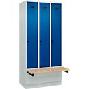 Vestiaire C+P Evolo Plus, 3 compartiments de 300 mm de large, socle, banquette flottante, L 900 x P 815 x H 1950 mm, loquet rotatif, gris clair/bleu gentiane