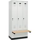 Vestiaire C+P Evolo Plus, 3 compartiments de 300 mm de large, socle, banquette flottante, L 900 x P 815 x H 1950 mm, loquet rotatif, gris clair/gris clair