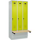 Vestiaire C+P Evolo Plus, 3 compartiments de 300 mm de large, socle, banquette flottante, L 900 x P 815 x H 1950 mm, loquet rotatif, gris clair/vert clown