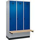 Vestiaire C+P Evolo Plus, 3 compartiments de 400 mm de large, socle, banc flottant, L 1200 x P 815 x H 1950 mm, verrou rotatif, aluminium blanc/bleu gentiane
