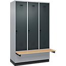 Vestiaire C+P Evolo Plus, 3 compartiments de 400 mm de large, socle, banc flottant, L 1200 x P 815 x H 1950 mm, verrou rotatif, aluminium blanc/gris anthracite