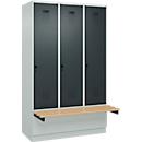 Vestiaire C+P Evolo Plus, 3 compartiments de 400 mm de large, socle, banquette flottante, L 1200 x P 815 x H 1950 mm, loquet rotatif, gris clair/gris anthracite