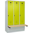 Vestiaire C+P Evolo Plus, 3 compartiments de 400 mm de large, socle, banquette flottante, L 1200 x P 815 x H 1950 mm, loquet rotatif, gris clair/vert clown