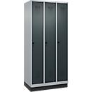 Vestiaire C+P Evolo Plus, 3 compartiments, largeur de compartiment 300 mm, avec socle, butée à droite, butée Soft, anti-effraction, L 900 x P 500 x H 1950 mm, fermeture de sécurité à pêne rotatif, aluminium blanc RAL 9006/gris anthracite RAL 7016