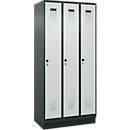 Vestiaire C+P Evolo Plus, 3 compartiments, largeur de compartiment 300 mm, avec socle, butée à droite, butée Soft, anti-effraction, L 900 x P 500 x H 1950 mm, fermeture de sécurité à pêne rotatif, gris anthracite RAL 7016/gris clair RAL 7035