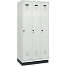 Vestiaire C+P Evolo Plus, 3 compartiments, largeur de compartiment 300 mm, avec socle, butée à droite, butée Soft, anti-effraction, L 900 x P 500 x H 1950 mm, fermeture de sécurité à pêne rotatif, gris clair RAL 7035/gris clair RAL 7035