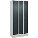 Vestiaire C+P Evolo Plus, 3 compartiments, largeur de compartiment 300 mm, avec socle, butée à droite, butée Soft, anti-effraction, L 900 x P 500 x H 1950 mm, serrure à cylindre, gris clair RAL 7035/gris anthracite RAL 7016