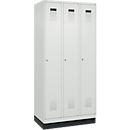 Vestiaire C+P Evolo Plus, 3 compartiments, largeur de compartiment 300 mm, avec socle, butée à droite, butée Soft, anti-effraction, L 900 x P 500 x H 1950 mm, serrure à cylindre, gris clair RAL 7035/gris clair RAL 7035
