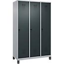 Vestiaire C+P Evolo Plus, 3 compartiments, largeur de compartiment 400 mm, avec pieds, butée à droite, butée Soft, anti-effraction, L 1200 x P 500 x H 1950 mm, fermeture de sécurité à pêne rotatif, aluminium blanc RAL 9006/gris anthracite RAL 7016