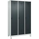Vestiaire C+P Evolo Plus, 3 compartiments, largeur de compartiment 400 mm, avec pieds, butée à droite, butée Soft, anti-effraction, L 1200 x P 500 x H 1950 mm, fermeture de sécurité à pêne rotatif, gris clair RAL 7035/gris anthracite RAL 7016