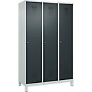 Vestiaire C+P Evolo Plus, 3 compartiments, largeur de compartiment 400 mm, avec pieds, butée à droite, butée Soft, anti-effraction, L 1200 x P 500 x H 1950 mm, serrure à cylindre, gris clair RAL 7035/gris anthracite RAL 7016