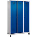 Vestiaire C+P Evolo Plus, 3 compartiments, largeur de compartiment 400 mm, avec pieds, charnières à droite, butée Soft, anti-effraction, L 1200 x P 500 x H 1950 mm, serrure à cylindre, aluminium blanc RAL 9006/bleu enzyme RAL 5010