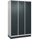 Vestiaire C+P Evolo Plus, 3 compartiments, largeur de compartiment 400 mm, avec socle, charnières à droite, L 1200 x P 500 x H 1950 mm, cylindre, aluminium blanc/gris anthracite