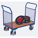Chariot à double paroi frontale, panneau acier/MDF, décor bleu gentiane/hêtre, L 850 x l 500 mm, parois frontales grillagées, roulettes TPE avec EasySTOP, jusqu'à 400 kg