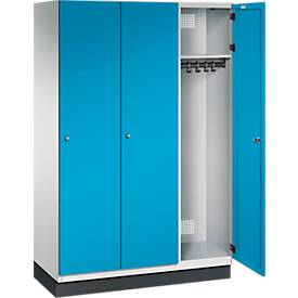 C+P Spind Cambio, 3 Abteile, mit Sockel, B 1200 x T 525 x H 1980 mm, lichtgrau/lichtblau
