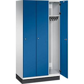 C+P Spind Cambio, 3 Abteile, mit Sockel, B 900 x T 525 x H 1980 mm, lichtgrau/enzianblau