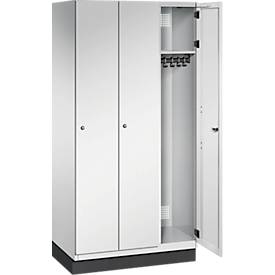 C+P Spind Cambio, 3 Abteile, mit Sockel, B 900 x T 525 x H 1980 mm, lichtgrau