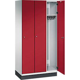C+P Spind Cambio, 3 Abteile, mit Sockel, B 900 x T 525 x H 1980 mm, lichtgrau/rubinrot