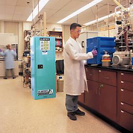 Justrite FM-Chemikalienschrank Slimline Sure-Grip® EX, für Ätzmittel, bis 83 Liter, selbstschließende Türen, blau