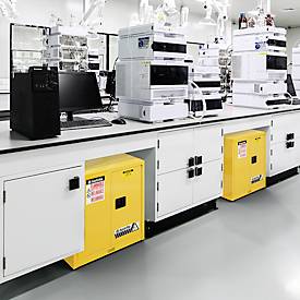 Justrite FM-Sicherheitsschrank Undercounter Sure-Grip® EX, für entzündbare Flüssigkeiten, bis 83 Liter, manuell schließende Türen, gelb