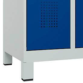 Kleiderspind C+P Evolo Plus, 2 Abteile, 300 mm Abteilbreite, mit Füßen, Anschlag rechts, Zylinderschloss, B 600 x T 500 x H 1950 mm, lichtgrau/enzianblau