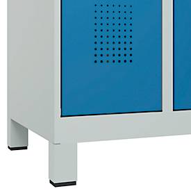 Kleiderspind C+P Evolo Plus, 2 Abteile, 300 mm Abteilbreite, mit Füßen, Anschlag rechts, Zylinderschloss, B 600 x T 500 x H 1950 mm, lichtgrau/lichtblau