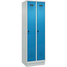 Kleiderspind C+P Evolo Plus, 2 Abteile, 300 mm Abteilbreite, mit Sockel, Anschlag rechts, Drehriegel, B 600 x T 500 x H 1950 mm, lichtgrau/lichtblau