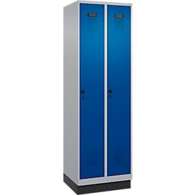 Kleiderspind C+P Evolo Plus, 2 Abteile, 300 mm Abteilbreite, mit Sockel, Anschlag rechts, Drehriegel, B 600 x T 500 x H 1950 mm, weißaluminium/enzianblau