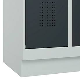 Kleiderspind C+P Evolo Plus, 2 Abteile, 300 mm Abteilbreite, mit Sockel, Anschlag rechts, Zylinder, B 600 x T 500 x H 1950 mm, lichtgrau/anthrazitgrau