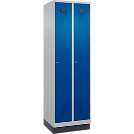 Kleiderspind C+P Evolo Plus, 2 Abteile, 300 mm Abteilbreite, mit Sockel, Anschlag rechts, Zylinder, B 600 x T 500 x H 1950 mm, weißaluminium/enzianblau