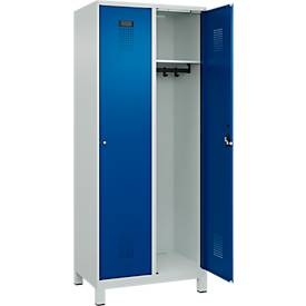 Kleiderspind C+P Evolo Plus, 2 Abteile, 400 mm Abteilbreite, mit Füßen, Anschlag rechts, B 800 x T 500 x H 1950 mm, Zylinder, lichtgrau/enzianblau