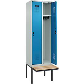 Kleiderspind C+P Evolo Plus, 2 Abteile à 300 mm Breite, schwebende Sitzbank, B 600 x T 815 x H 2120 mm, Drehriegel, lichtblau/lichtgrau