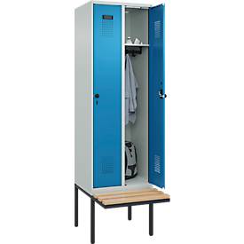 Kleiderspind C+P Evolo Plus, 2 Abteile à 300 mm Breite, schwebende Sitzbank, B 600 x T 815 x H 2120 mm, Drehriegel, lichtblau/lichtgrau